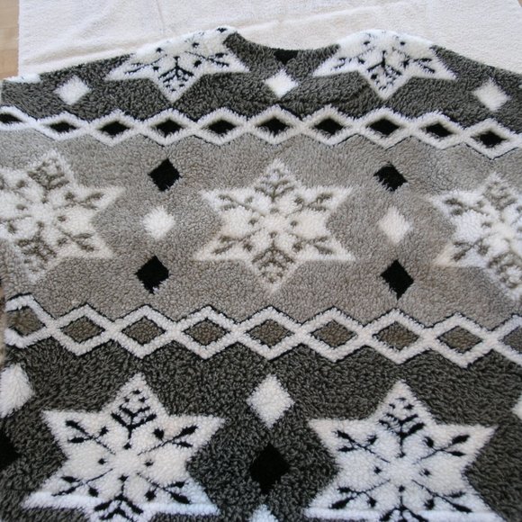 Sherpa Pile Sweater Size Large - Picture 7 of 8